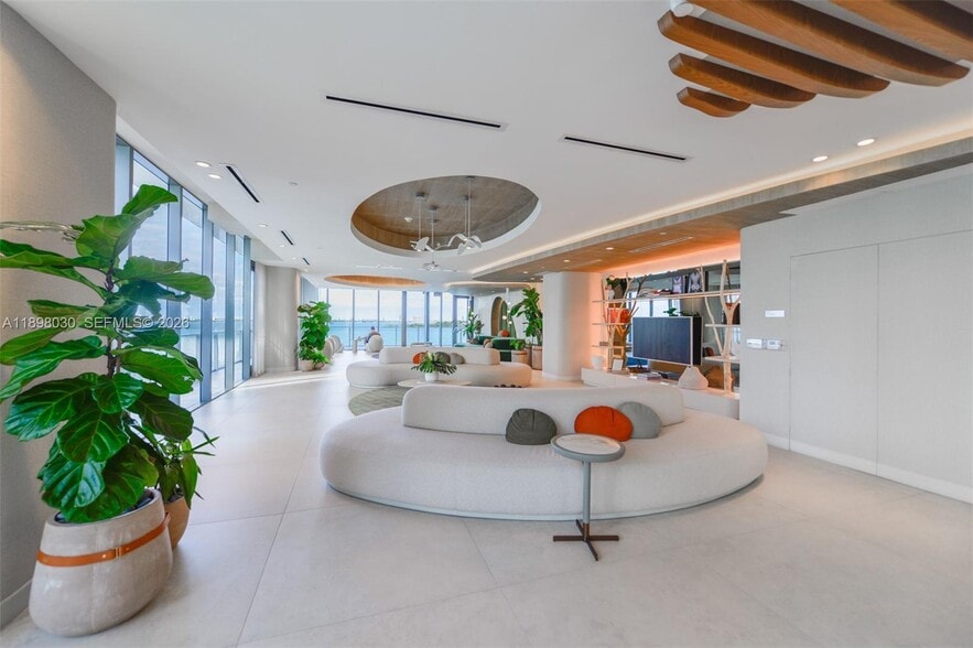 Building Photo - 700 NE 24th St