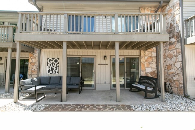 Building Photo - 104 Cove E