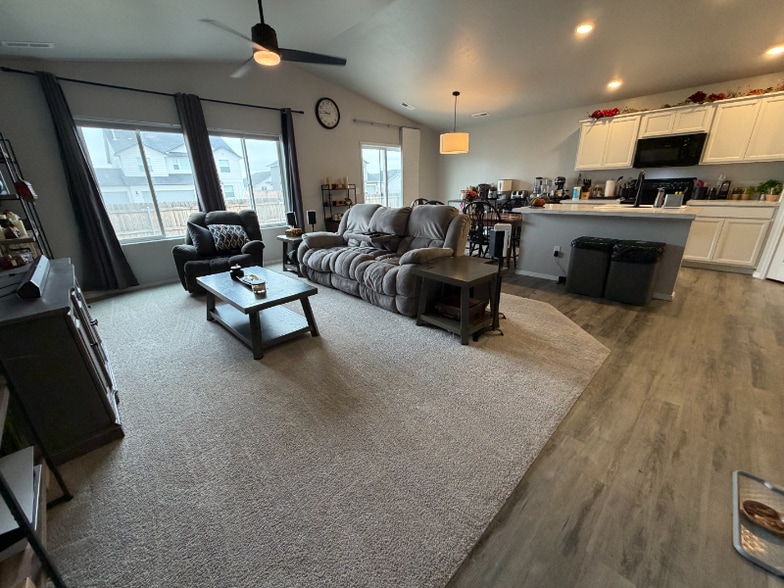 Building Photo - 1840 SW Sparrow Pl