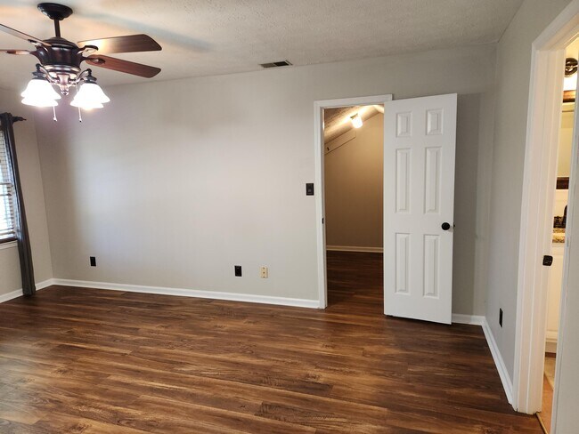 Building Photo - 841 Edgewood Dr
