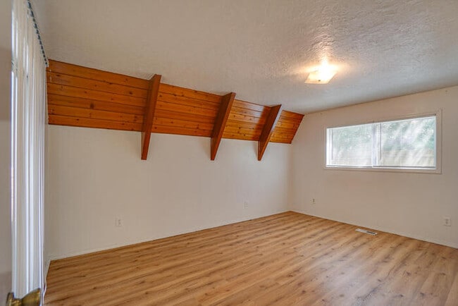 Building Photo - COUNTRY LIVING IN WASHOUGAL