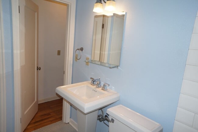 Building Photo - North Mt Tabor one bedroom Condo. Immaculate condition!