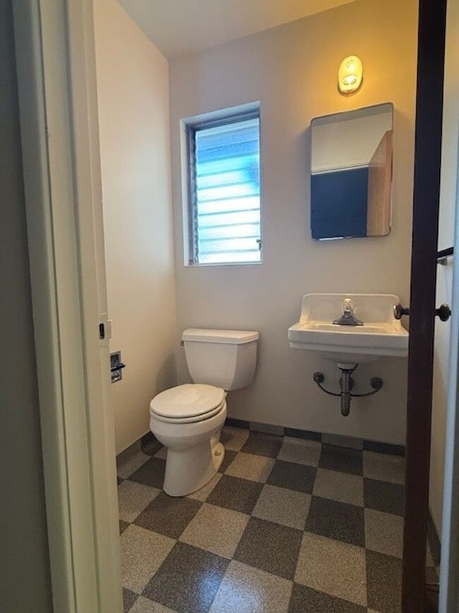 Building Photo - Home for the Holidays! 3 Bedroom, 2.5 Bath Single Family Home