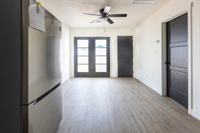 Building Photo - 1324 E Hall St