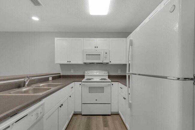 Building Photo - "Charming 2-Bedroom Townhouse with 2.5 Bat...