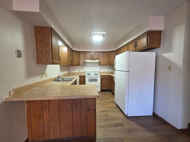 Building Photo - 1214 Bluestem Dr