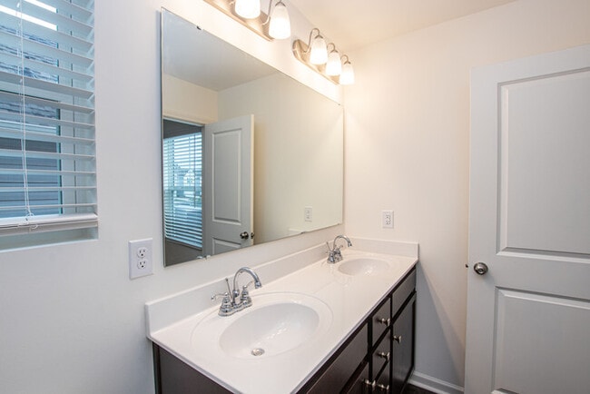 Building Photo - BEAUTIFUL 3 Bedroom in Midland Available A...