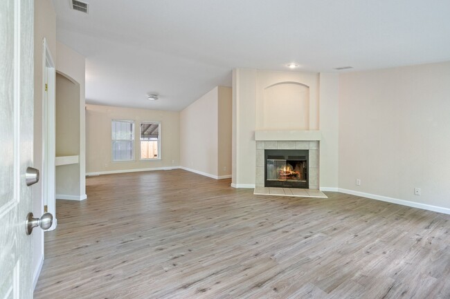 Building Photo - 3BR House Available in Pleasant Valley