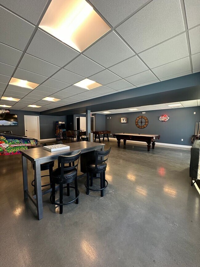 Building Photo - 1121-MF4-E