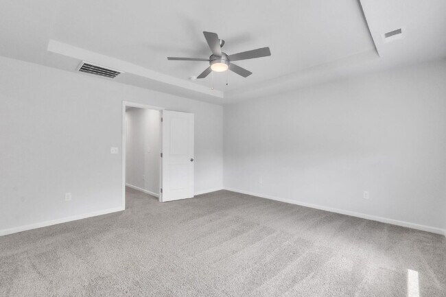 Building Photo - PRICE DROP! Spacious Westbriar Woods Home ...