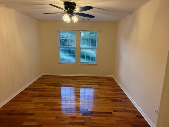 Building Photo - 6000 Carlow Ct SE