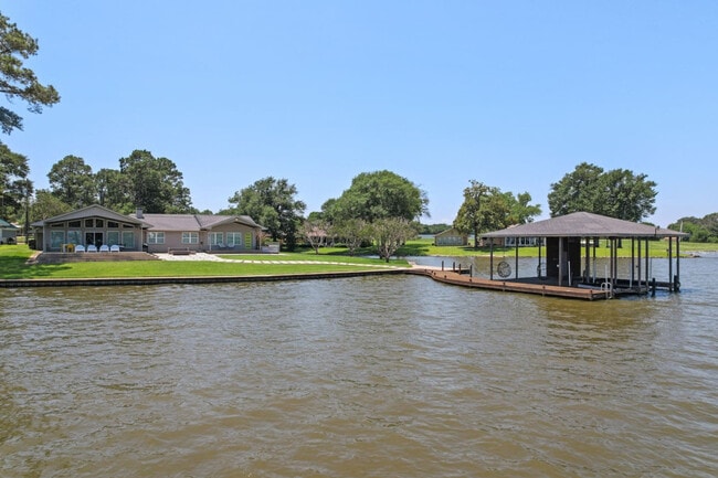 Building Photo - 1012 Chestnut Dr