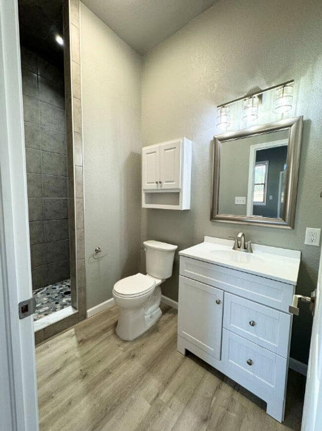 Building Photo - Move In Ready!! NEWLY RENOVATED 3 BED 2 BA...