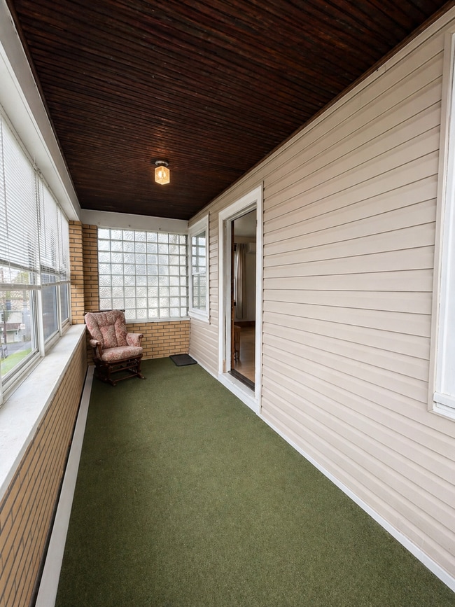 Building Photo - Spacious Single-Family Home w/Sunroom partially finished basment| Pet Friendly | Shaler