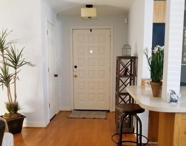 Building Photo - 2744 Briarhurst Dr