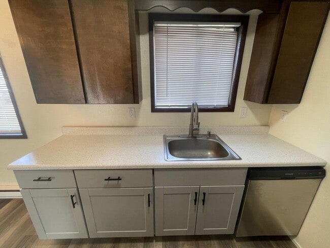 Building Photo - Ground Floor 2 Bed, 1 Bath near Upriver & ...