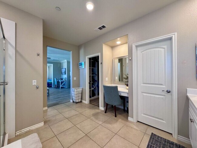 Building Photo - Stunning 5 Bedroom + Office Home with Priv...