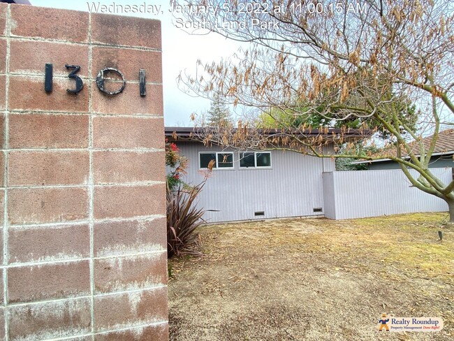 Building Photo - Unique, Cheery and Spacious Mid-Century Mo...