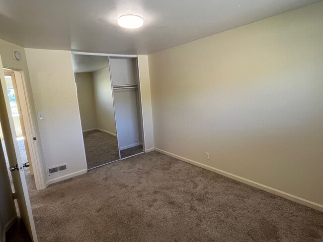 Building Photo - Vallejo 2-Bedroom Townhouse with 1-Car Gar...