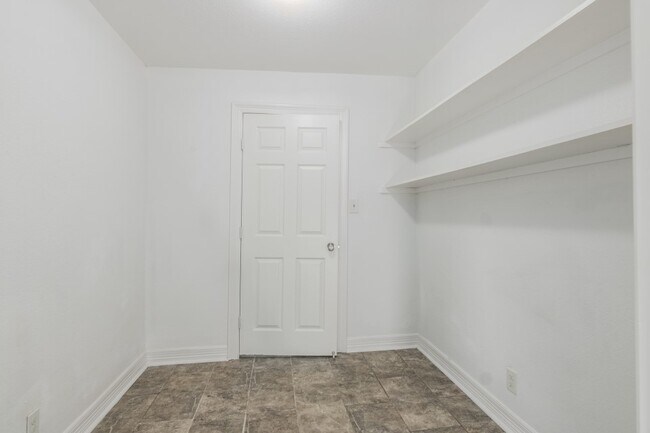 Building Photo - 512 N Inwood Dr