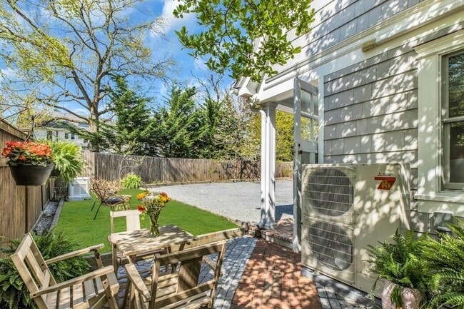 Building Photo - 14 Crossman Pl