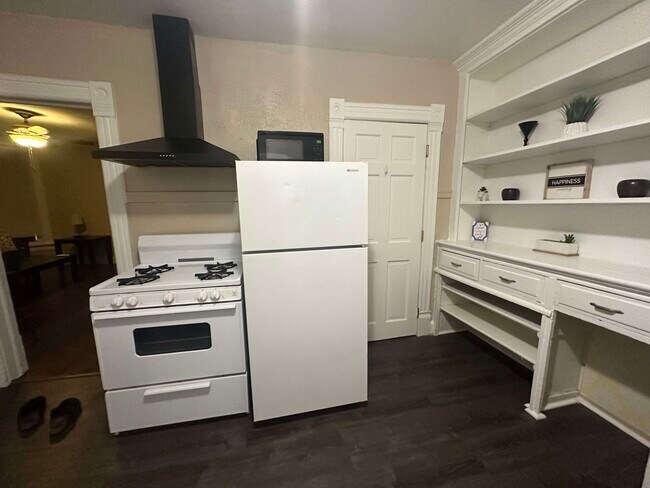 Lower unit - kitchen - 2619 S Lenox St