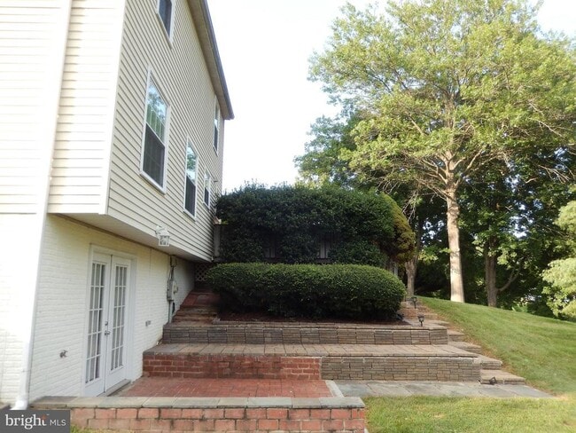 Building Photo - 15821 Anamosa Dr