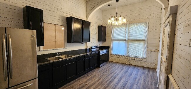 Building Photo - 605 N 4th St