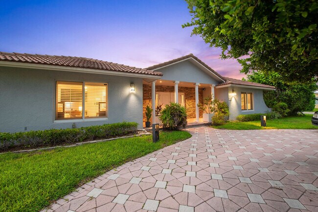 Building Photo - 5841 Bayview Dr