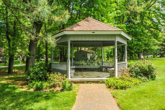 Building Photo - 409 The Meadows