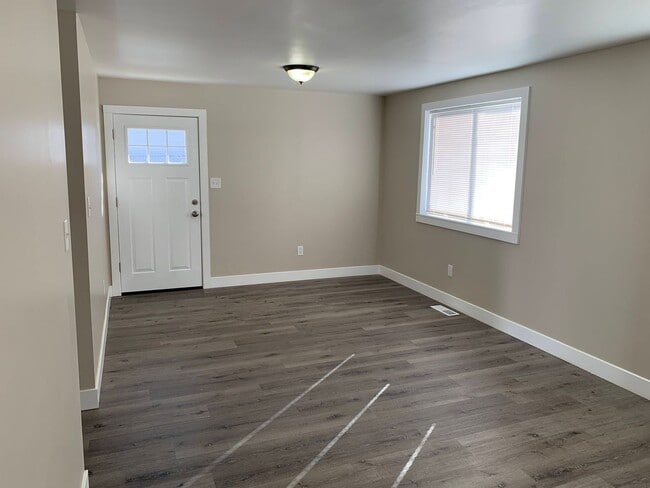 Building Photo - Updated 4 Bed Home with Large Yard