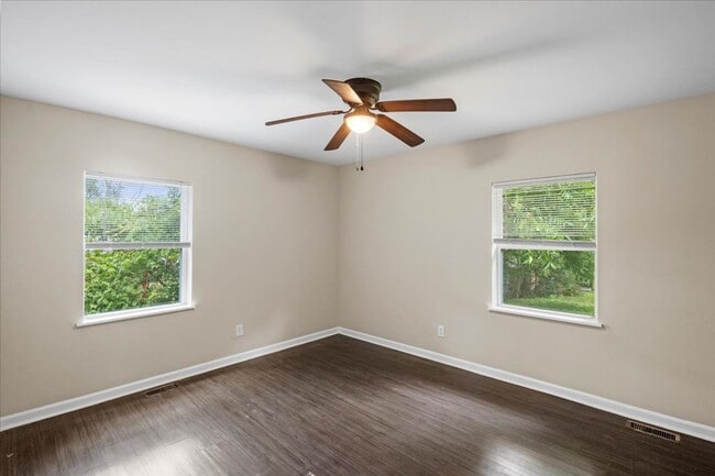 Building Photo - 932 Summer Dr