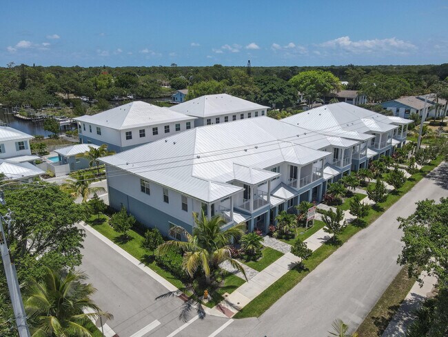 Building Photo - 4650 SE Manatee Way