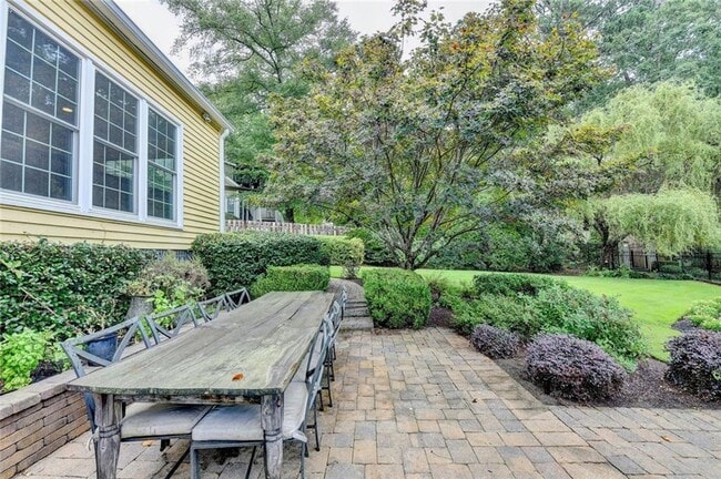 Building Photo - 2611 Briers N Dr