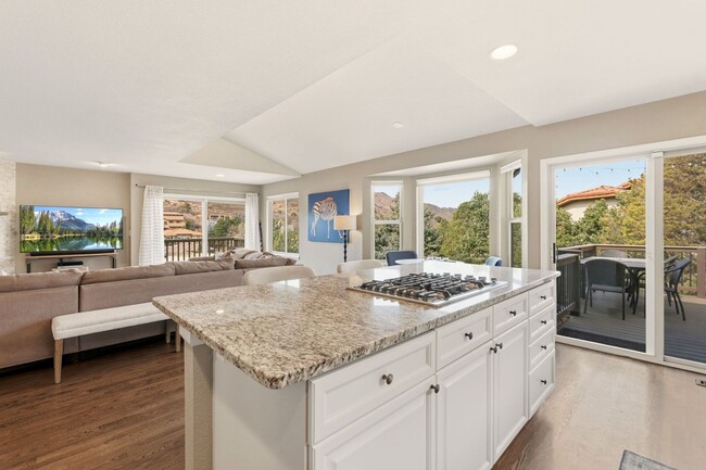 Building Photo - Stunning Fully Furnished Home in Roxborough Park!