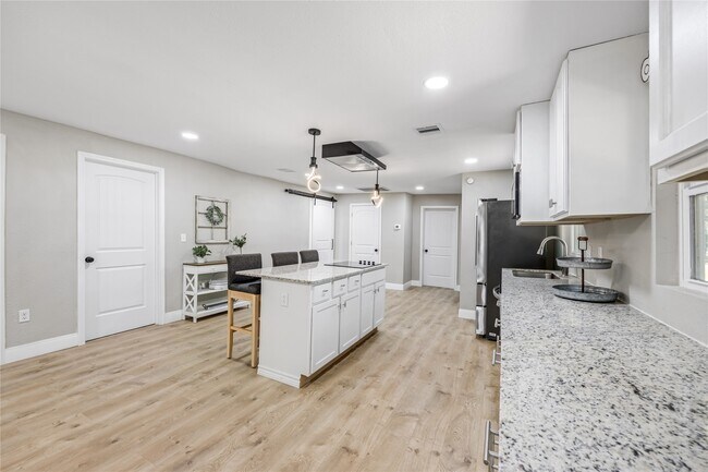 Building Photo - 10928 L&M Rd