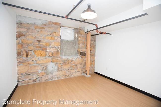 Building Photo - 925 Dilger Ave