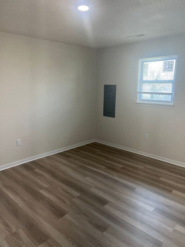 Building Photo - 758-760 Southampton Dr