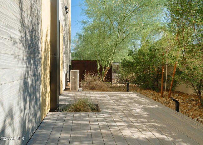 Building Photo - 1740 E Ocotillo Rd