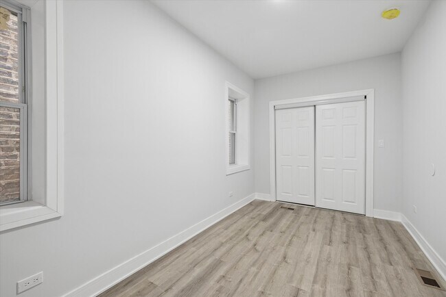 Building Photo - 4044 W Kamerling Ave