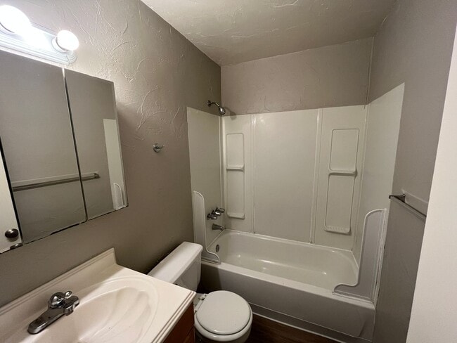 Building Photo - 3 bed 2 bath townhouse - Great Location