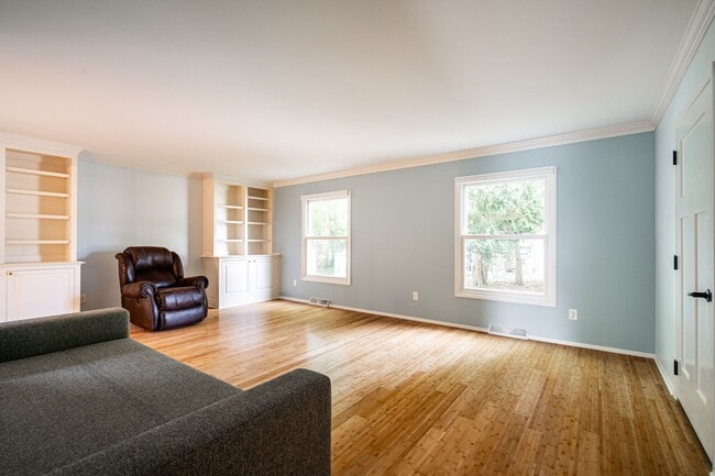 Building Photo - LIVE ON LAKE MICHIGAN IN THIS SPACIOUS CONDO!