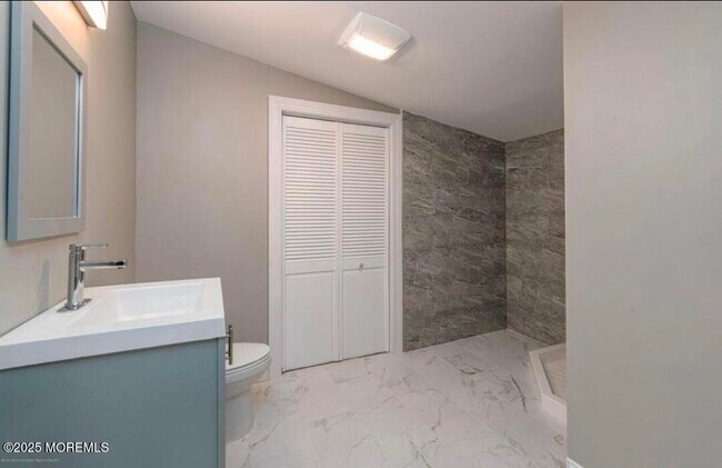 Building Photo - 27 Maida Ln