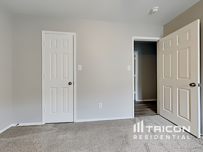Building Photo - 213 Oak Ridge Dr