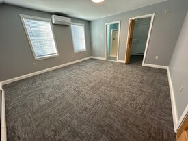 Building Photo - 524 W River Rd