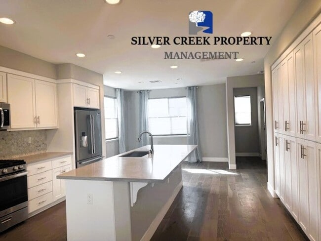 Building Photo - Modern Tri-Level Townhome in Prime Hayward...