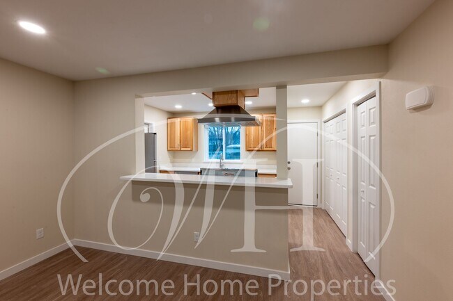 Building Photo - Spacious 2 bedroom duplex with attached garage