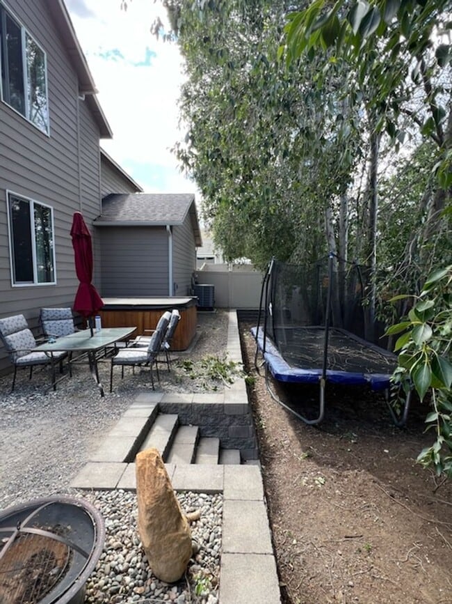 Building Photo - Beautifully constructed! 3 bed/2.5 bath ho...