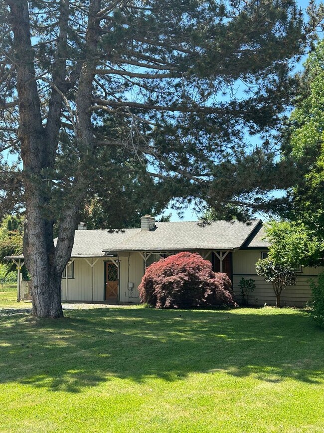 Building Photo - 3BED 1.5BATH - BONUS ROOM, LARGE YARD, WASHER/DRYER HOOKUP, DRIVEWAY PARKING