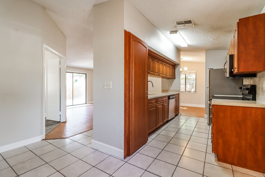 Building Photo - 7511 Breezewood Ct